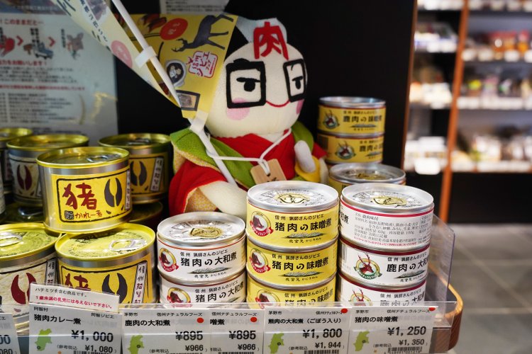 缶詰のほか、冷凍品やレトルトもある。