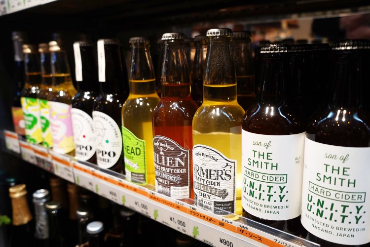 野沢菜の近くの冷蔵コーナーには、お待ちかねのシードルが！