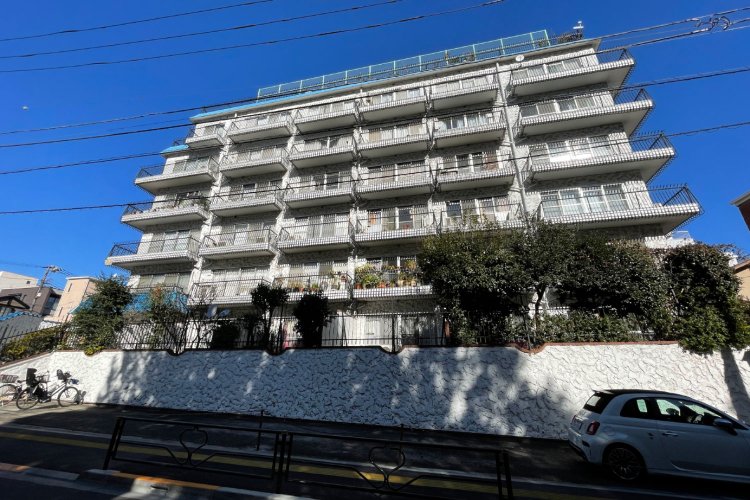 バルコニーでの物干しが禁止されている代わりに、屋上に広い物干し場があるとのこと。屋上は東京の夜景などが眺められる住人だけの眺望スポットだ。