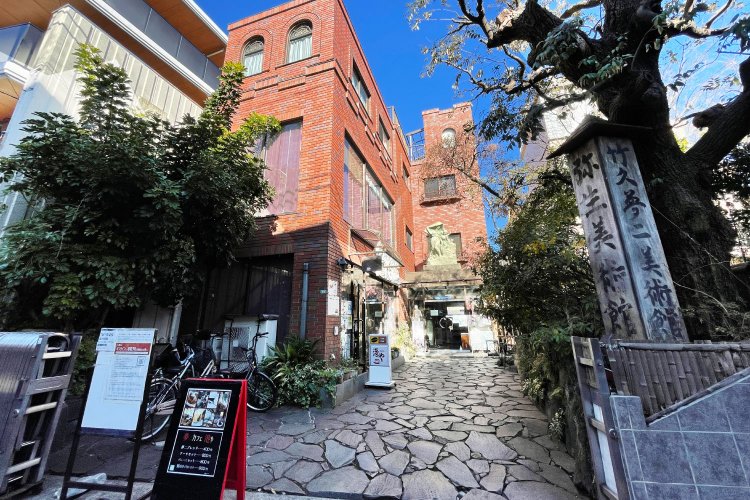 東大キャンパスのすぐ裏手にある『弥生美術館・竹久夢二美術館』。