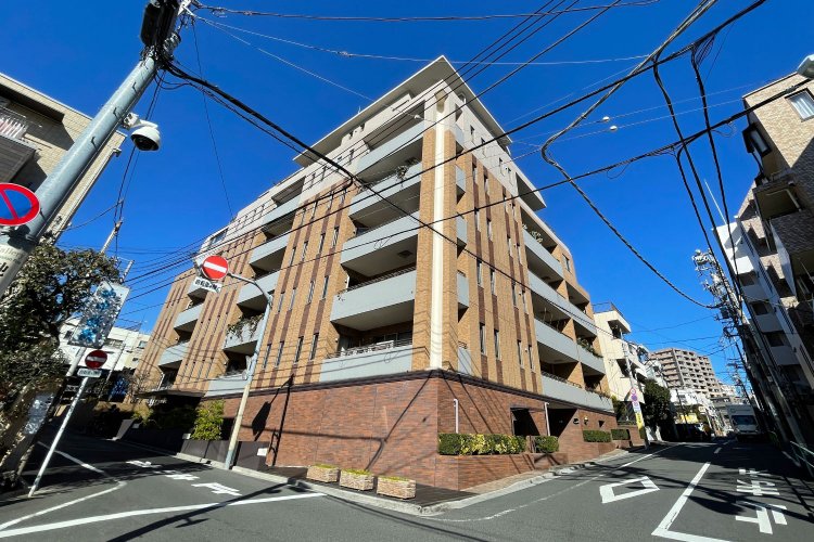 「D'グランセ池之端三段坂」の北側には、昭和の大横綱千代の富士のお墓と銅像がある「玉林寺」など名刹の集合するエリア。