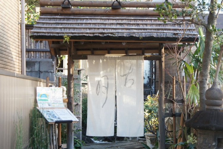 ひっそりと立つ築100年近い木造建築。一歩入れば別世界に。