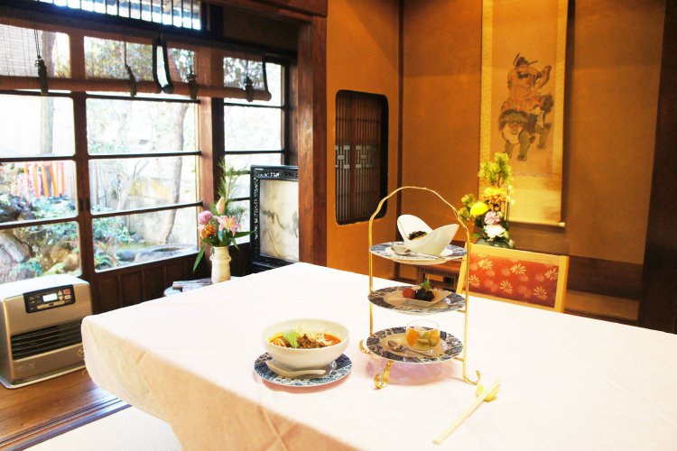 店内は応接室などの、昭和の一軒家の間取りをそのままの利用。趣ある個室でいただく本格中華は、いっそう味わい深い。