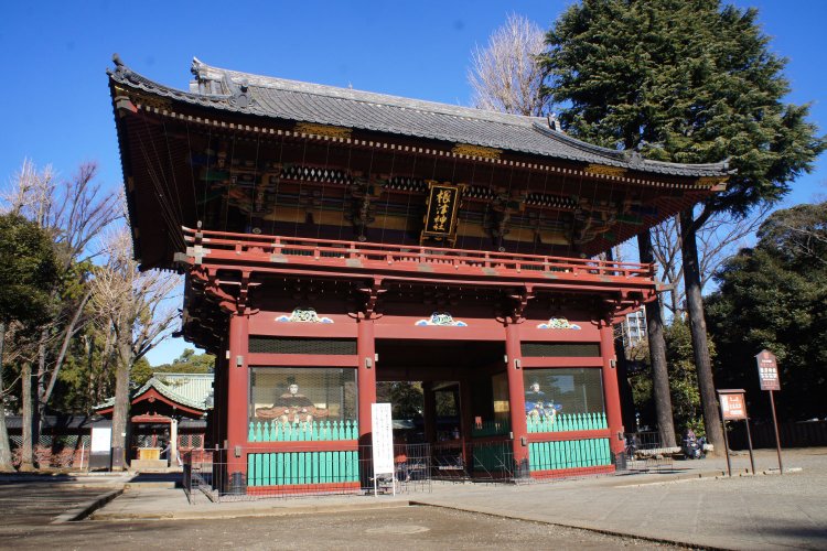 1706年に完成した権現造りの本殿・幣殿・拝殿・唐門・西門・透塀・楼門は、すべて当時の建築が現存する（写真は楼門）。