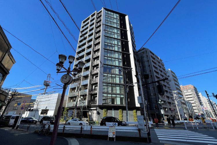 不忍通りの三差路の角にあり、スタイリッシュな外観が視線を集める「プラウド文京千駄木」。