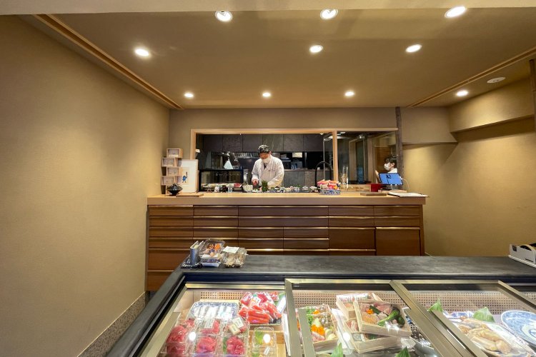 「魚屋は、芸術だ。」との言葉どおり、厳選した魚を丁寧に処理して提供する。