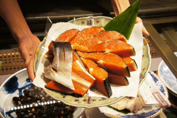 紅鮭の切り身を購入し、弱火でじっくりと焼いていただく。柔らかい身の脂はあっさり、ほのかな潮の香りが鼻腔に抜ける。魚の本来の味を再認識させられる。