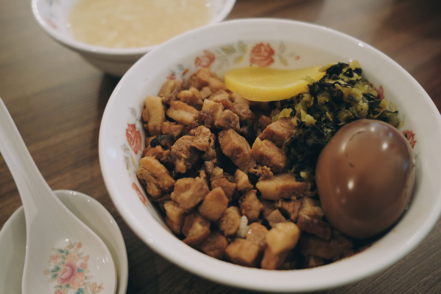 魯肉飯セット（並）、滷蛋、週替わりスープ、漬物付990円。