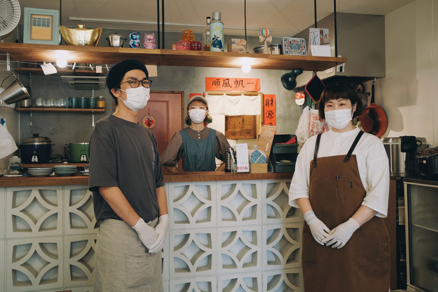 （写真右から）店主の唐澤さんとスタッフの髙田さん、松本さん。