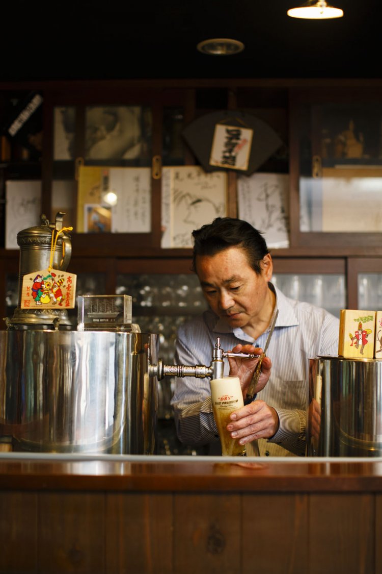 師匠・新井氏より伝授されたBIERREISE'98の“二度注ぎ”。泡をあふれさせて炭酸を調整した後、再び炭酸を足してきめ細かい泡に。