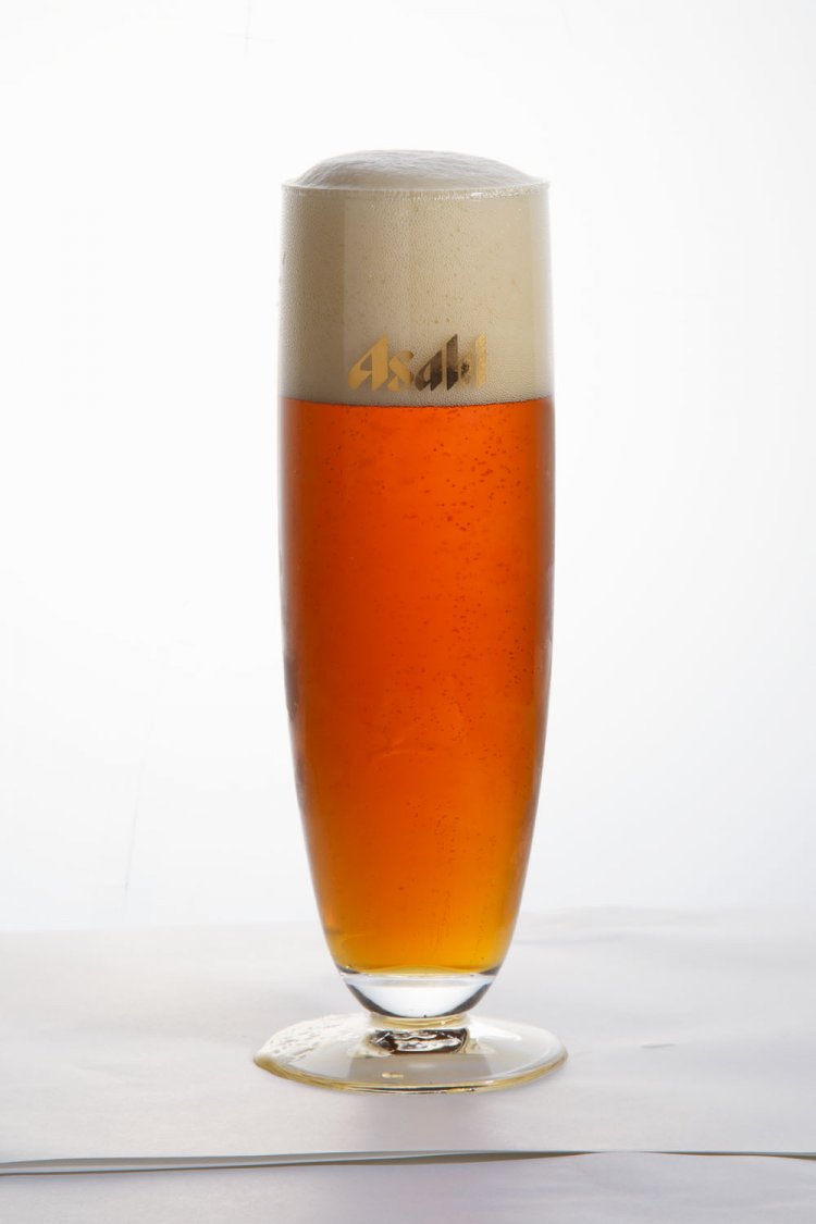 アサヒ 琥珀の時間（とき）。ドイツで「ドゥンケル」と呼ばれる、下面発酵の濃褐色ビー ル。清涼感と甘みを両立した。330㎖ 781円。