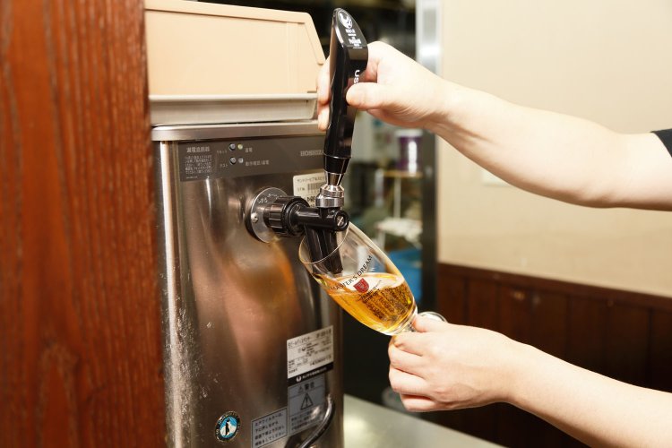 専用のスポンジで丁寧に洗浄したグラスに注ぐ。