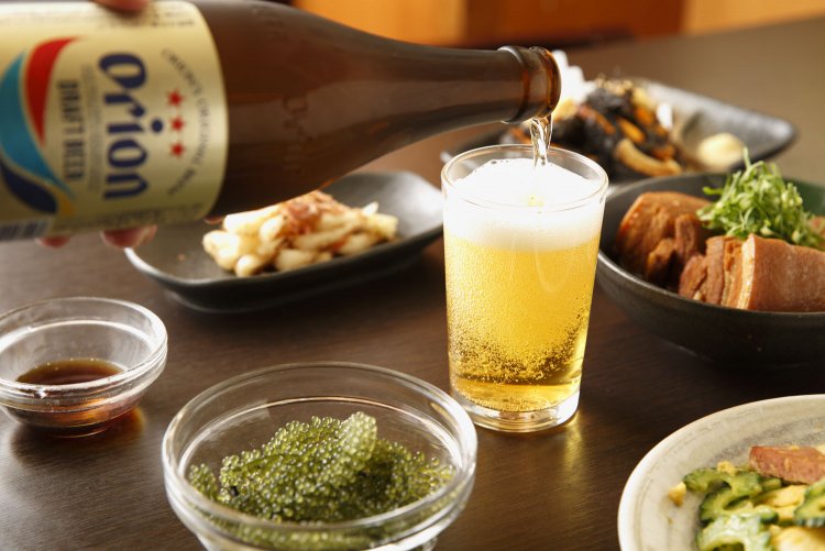 島らっきょう460円、海ぶどう460円、オリオン中瓶590円。 