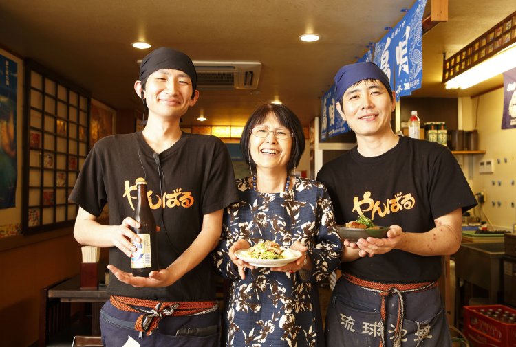 「地元沖縄でも瓶が人気さ～」。沖縄出身の店員さん。「夜勤明けで来る沖縄出身のタクシードライバーもいます」。