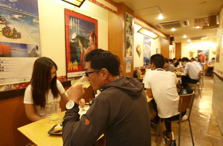 1階店内。お隣は、定食や麺類中心の「沖縄そばやんばる」。