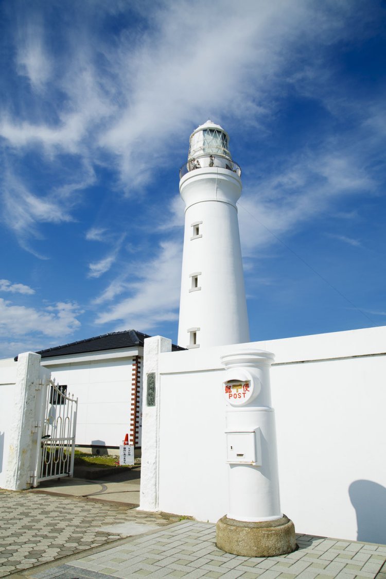 犬吠埼灯台のふもとに白い丸ポストが立つ。