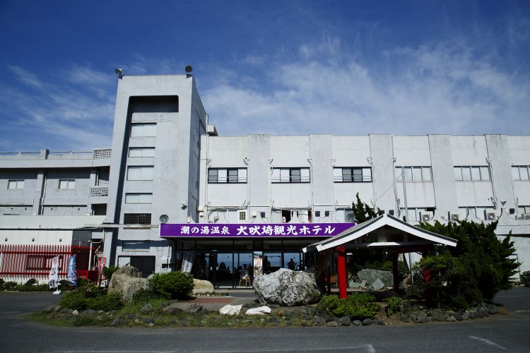 アットホームな宿の客室からも海が望める。