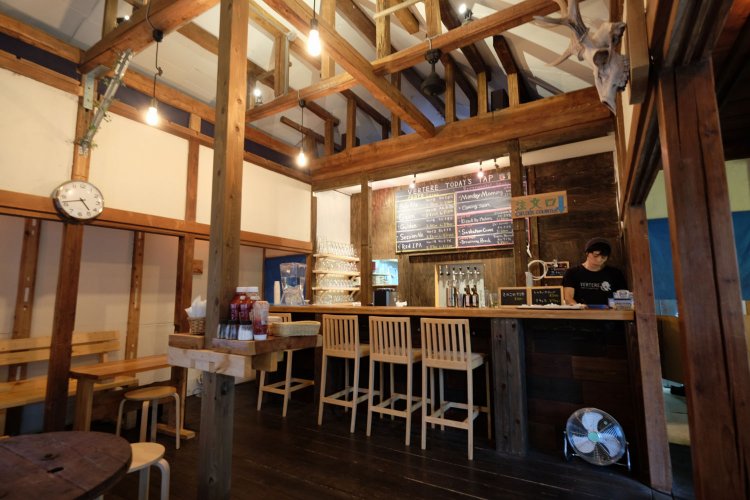 民家を改装し、天井をなくした店内。