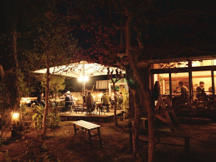 庭にテラス席もあり、晴れた日に自然の中で飲むビールは格別だ。