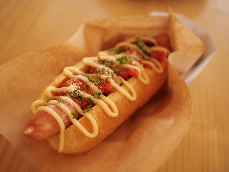 フードのおすすめはスパイシーミートソースのホットドッグ800円。他にも唐揚げやフィッシュ＆チップスなどビールに合うおつまみを用意。