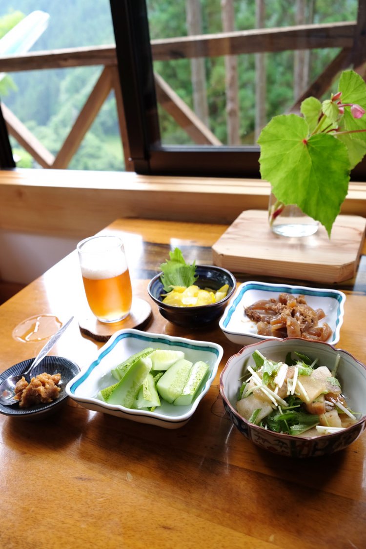 檜原村の地の物も提供。自家製のこんにゃくなどもおいしい。