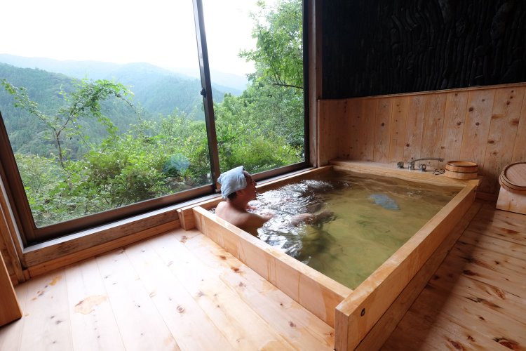 檜のお風呂。入浴料700円。