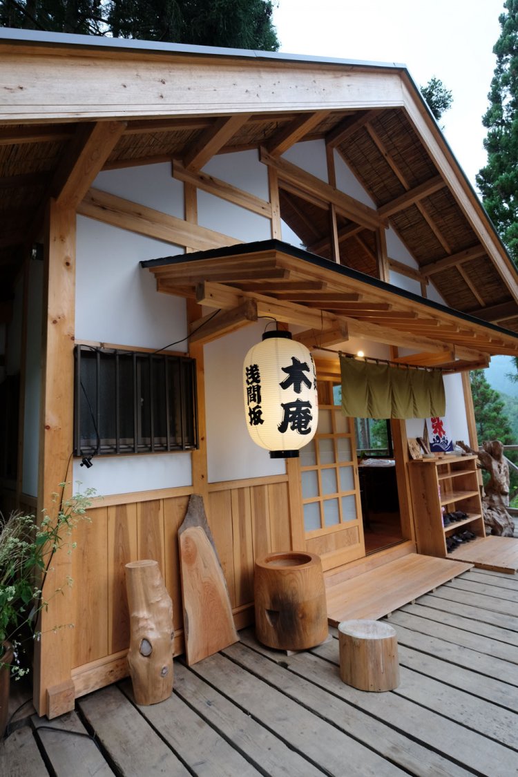 新しい店舗。中でも外でもどちらでも飲める。