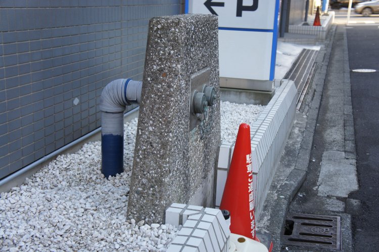 壁埋設型を道路側に近づけるため、専用の壁を作った例。かわいい。