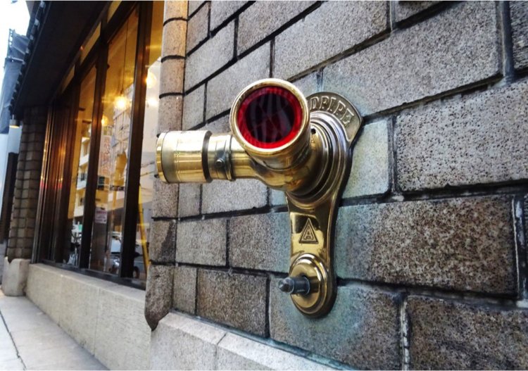 現存する日本最古の露出Y型の送水口。大阪・高麗橋にて。