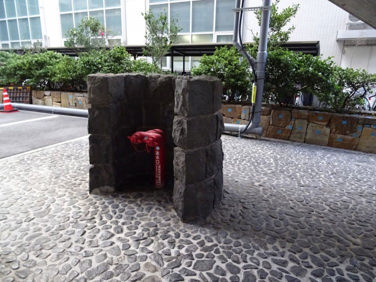 47都道府県庁舎の送水口巡りでの1枚。香川県庁にある、1958（昭和33）年に設置された送水口。