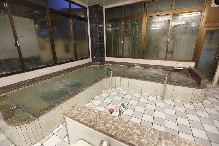 主浴槽の他に仕切られたラドン浴槽室あり。珍しいのは室内に水風呂があるのに、露天風呂のある外にも水風呂が。ご主人いわくこちらは子供や家族で入ってほしくて作ったそうな。