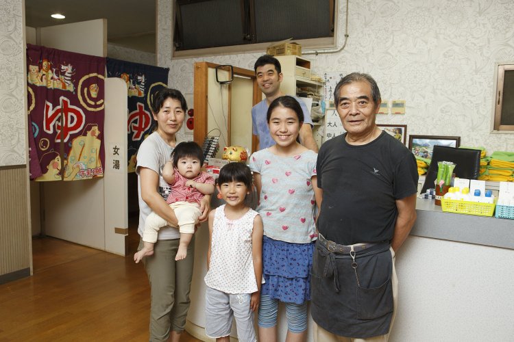 野内さん一家。最近は孫の小学生のお嬢ちゃんも手伝ってくれて、心強い。