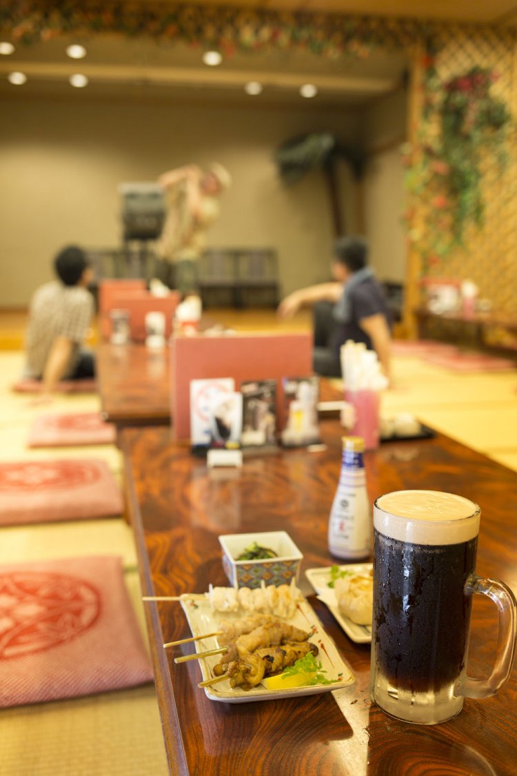 生ビール大800円。にんにく揚げ（青森産）400円。