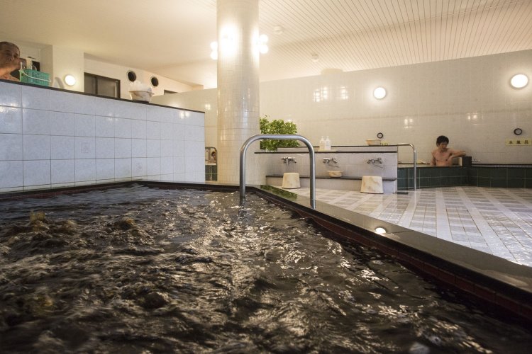 濃度の濃～い黒湯の天然温泉の大浴槽は壮観。露天というか外気風呂も同じく温泉。他もジェットバス、ミクロバイブラ、電気風呂、寝風呂、水風呂といろんなお風呂が充実している。