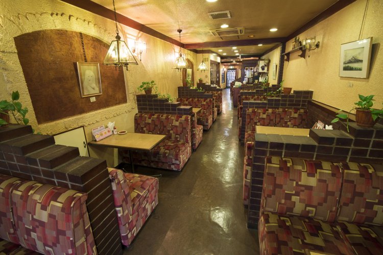 T字形の広々とした空間。