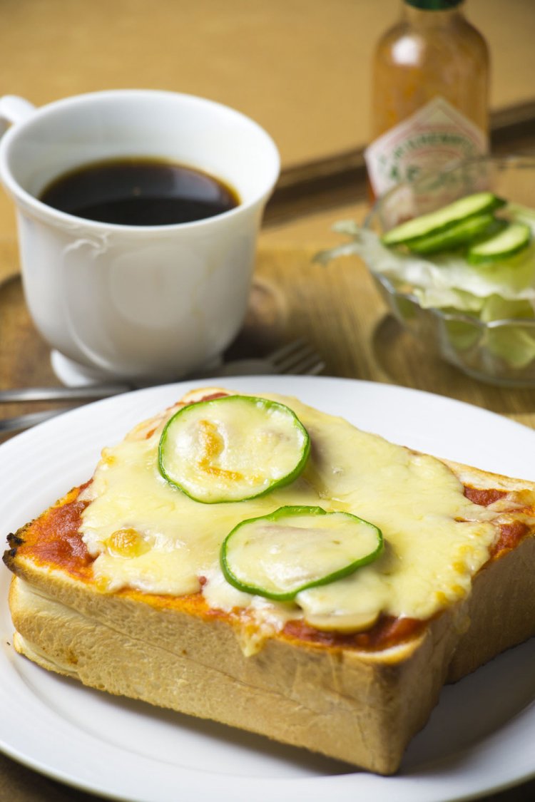 ピザトーストは具だくさん！　モーニングPセット800円。利江ママ作のビーフカレー、マスター作のコチュジャン使用の赤カレー（共に730円）もぜひ。