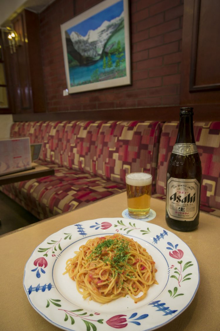 カニのトマトクリーム750円、ビール600円。