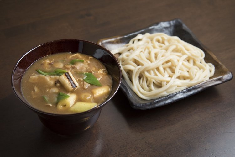 カレーつけ汁には大量の炒めた玉ネギ、プルーンが味に深みを与えている。武蔵野カレー饂丼（200g）970円。