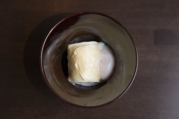 せばまった器の底にある湯葉巻きご飯。