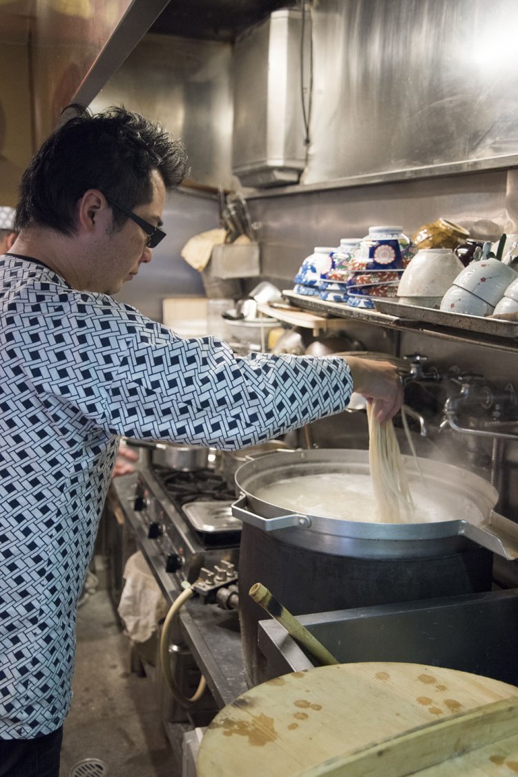 国産小麦を使用したうどんは、やや灰色がかっている。