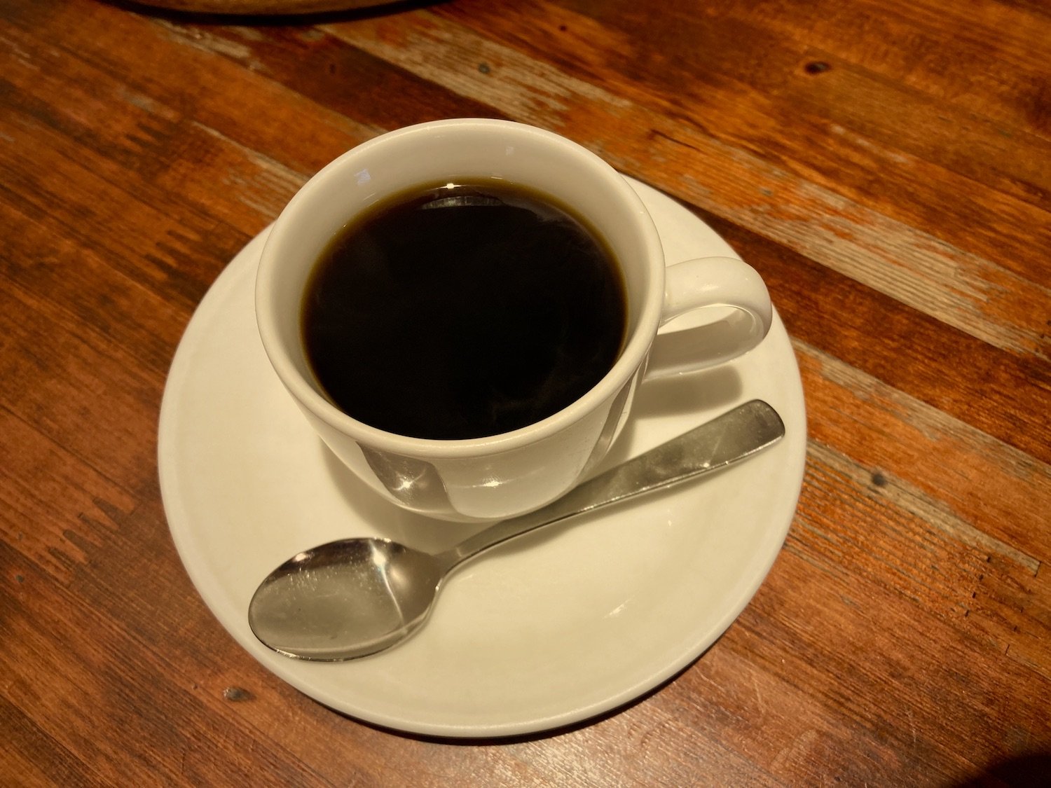 変わらぬ味のブレンドコーヒーは350円。コーヒー豆の販売もしている。