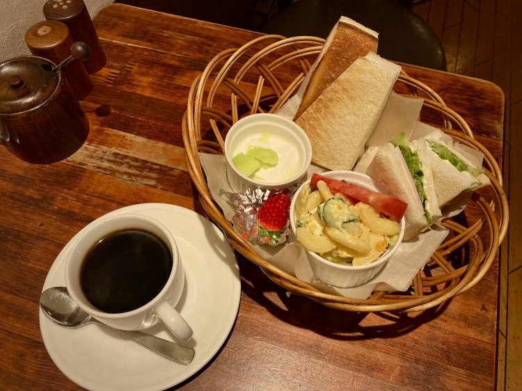 盛り沢山のランチバスケットは、閉店時間まで提供。サラダ・サンドイッチと日替わりで変化する。