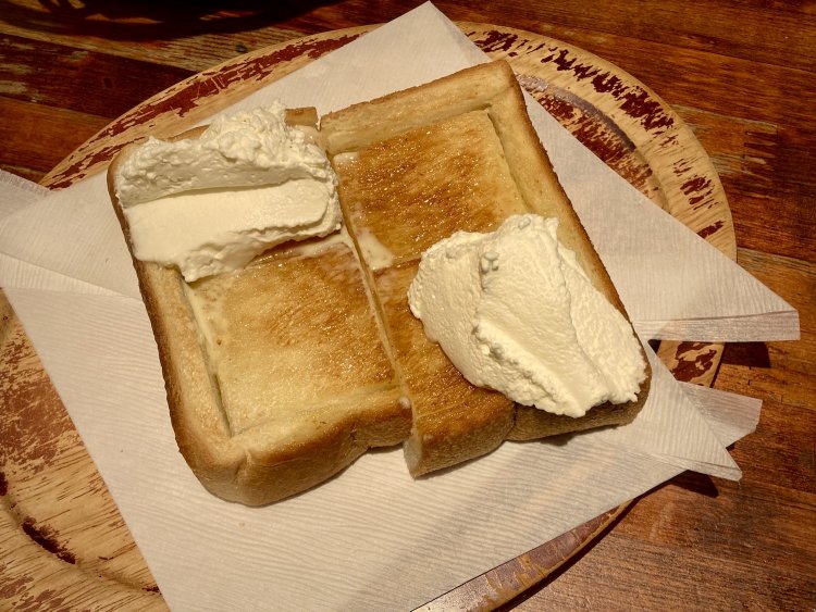 たっぷりのクリームとシロップが幸せな気持ちにしてくれる、クリームトースト320円。