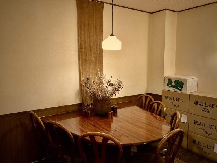 柔らかな明かりの温かみがある店内。雑然と並ぶ荷物たちにも味がある。