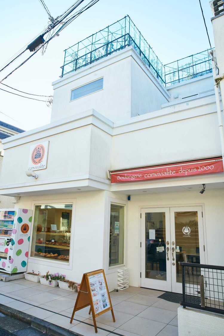 白い建物が目印。