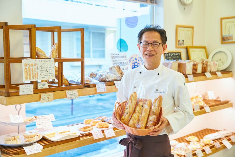 店主の伊藤清治さん。バゲットは厳選したフランス産小麦を使用。
