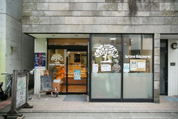 ずっと通ってくれる常連客のために総菜系や菓子パンも充実している。