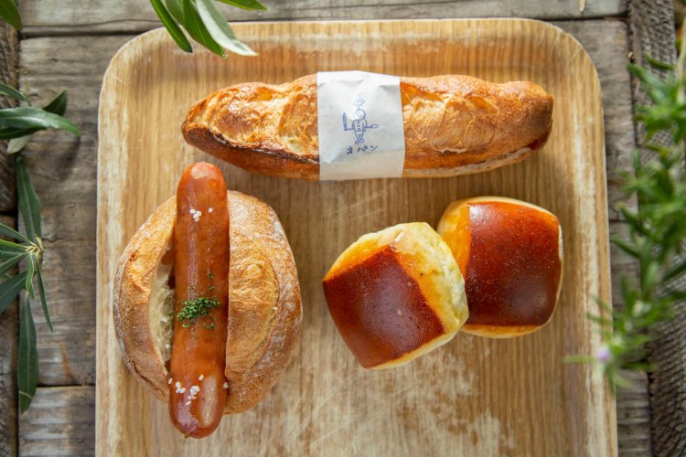 上から時計回りに、ミルクフランス 200円、パヴェ 1個70円、オパンドッグ 330円。ミルクフランスのクリームもパヴェも、素朴だからこそ際立つミルクやバターの味に癒やされる。