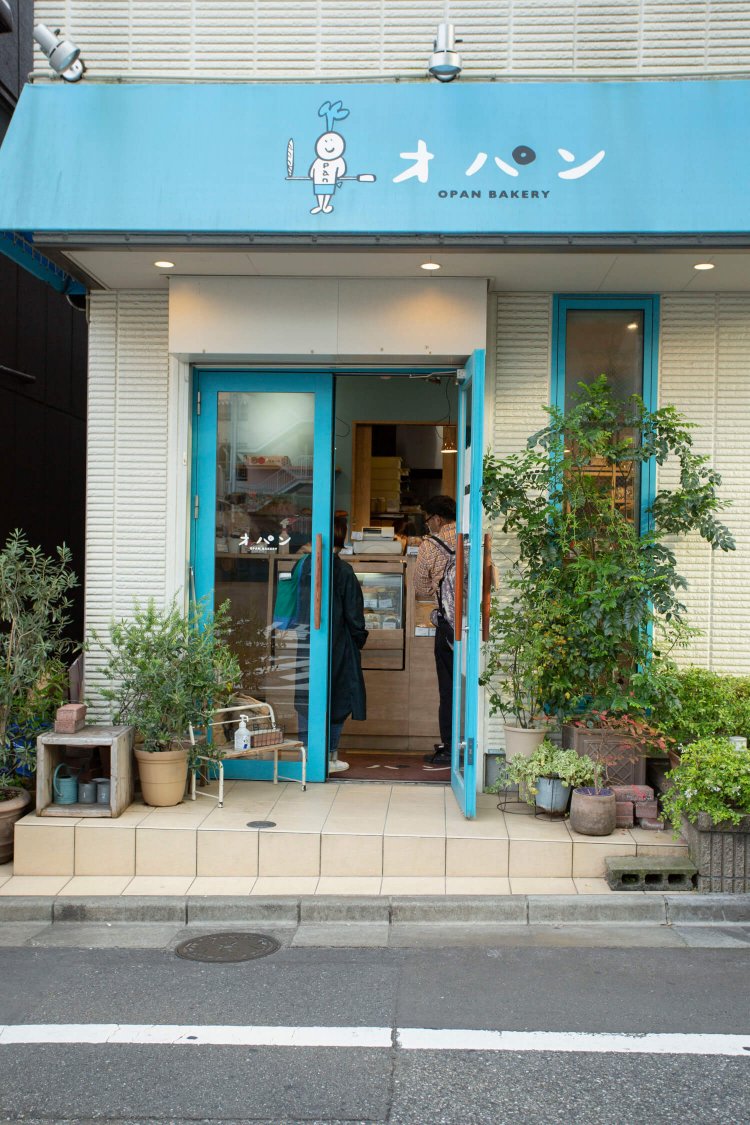 シンプルな店構えに、青い屋根とイラストが映える。