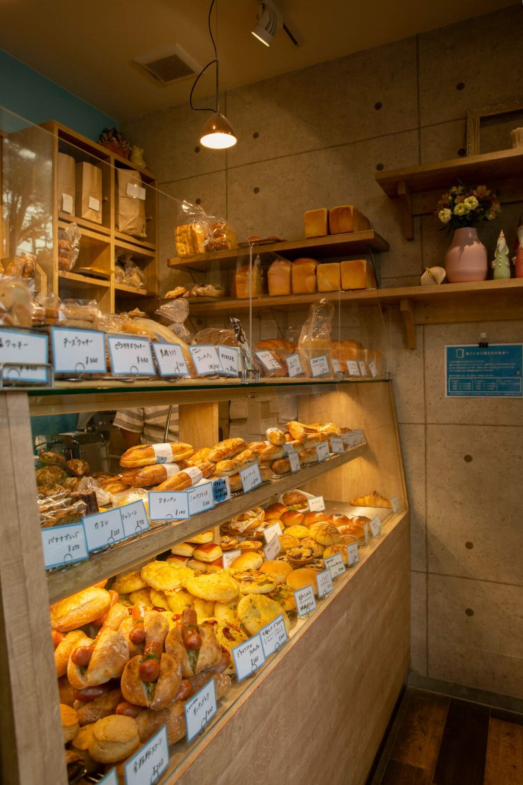 カレーパンやきそばパンなど、なじみのあるパンやバゲットサンドも豊富。